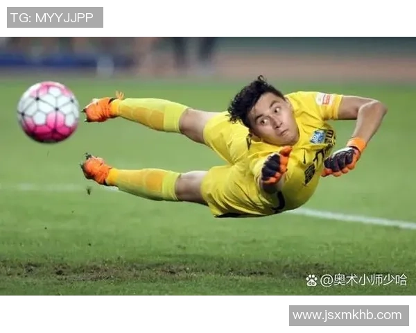 最壮足球明星的力量与魅力揭秘，如何在绿茵场上展现无与伦比的风采